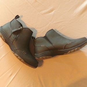 Sketchers zip boot